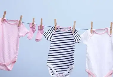 خلاقیت خنده دار مادر ایرانی برای خشک کردن لباس های نوزادش در ماشین / عکس