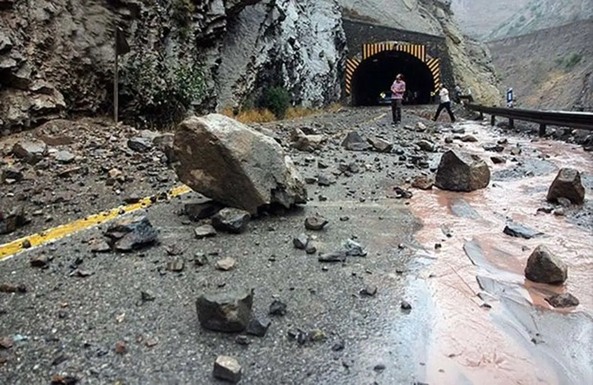 مرگ در این جاده بخاطر ریزش سنگ