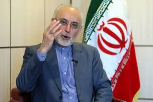 تماس علی اکبر صالحی با ظریف و عراقچی در پی پنچر شدن ماشینش! + ببینید 