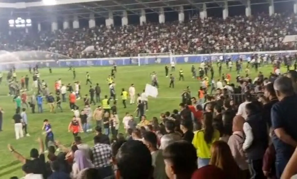 لحظه هجوم هواداران فوتبال به داخل زمین؛ لیگ عراق جنجالی شد + فیلم