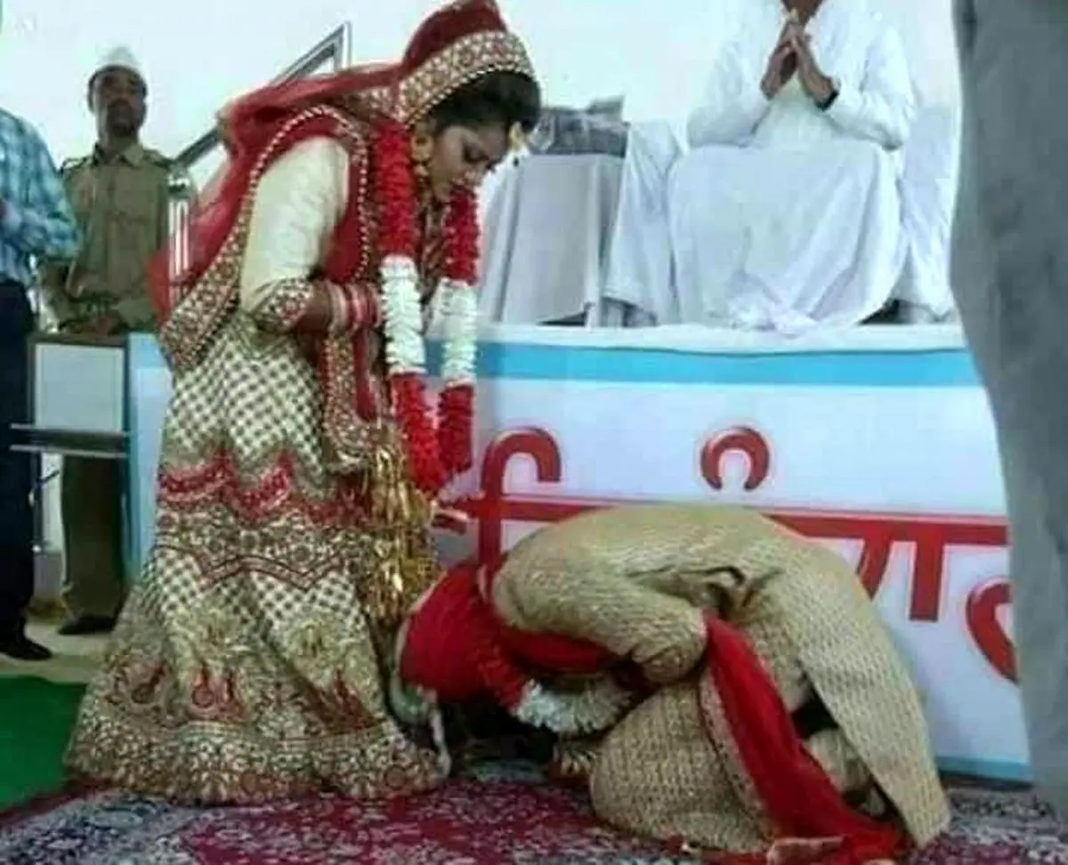 جنجال لمس کفش عروس توسط داماد!+عکس