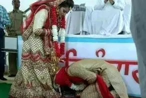 جنجال لمس کفش عروس توسط داماد!+عکس