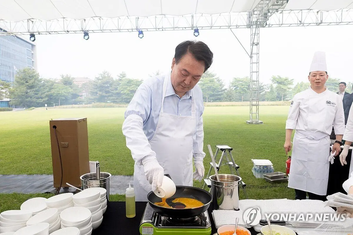 رئیس جمهور معروف در حال پختن رول تخم مرغ کنفرانس مطبوعاتی برگزار کرد! + عکس 