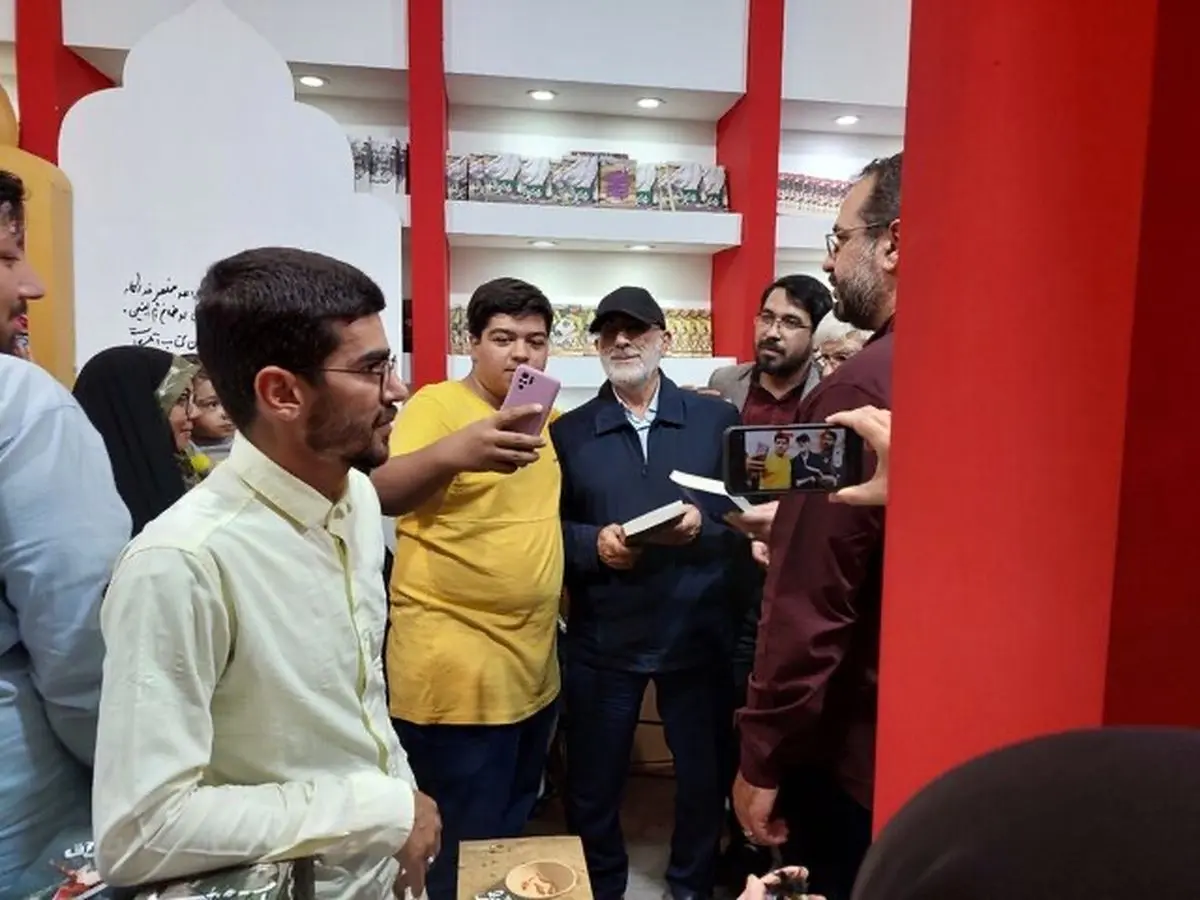 واکنش جوانان در پی ورود سردار قاآنی به نمایشگاه کتاب+ببینید