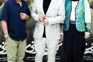 تیپ جذاب در کنار جواد عزتی و جمشیدی فر/ عکس