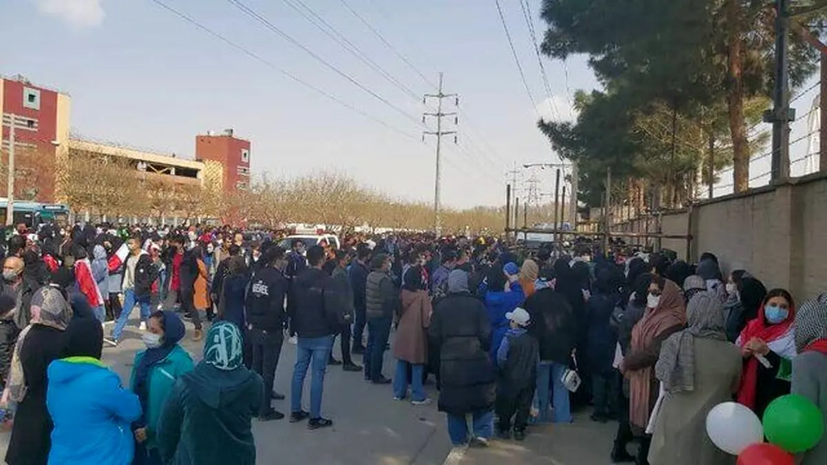 چرا زنان پشت در ورزشگاه مشهد ماندند؟