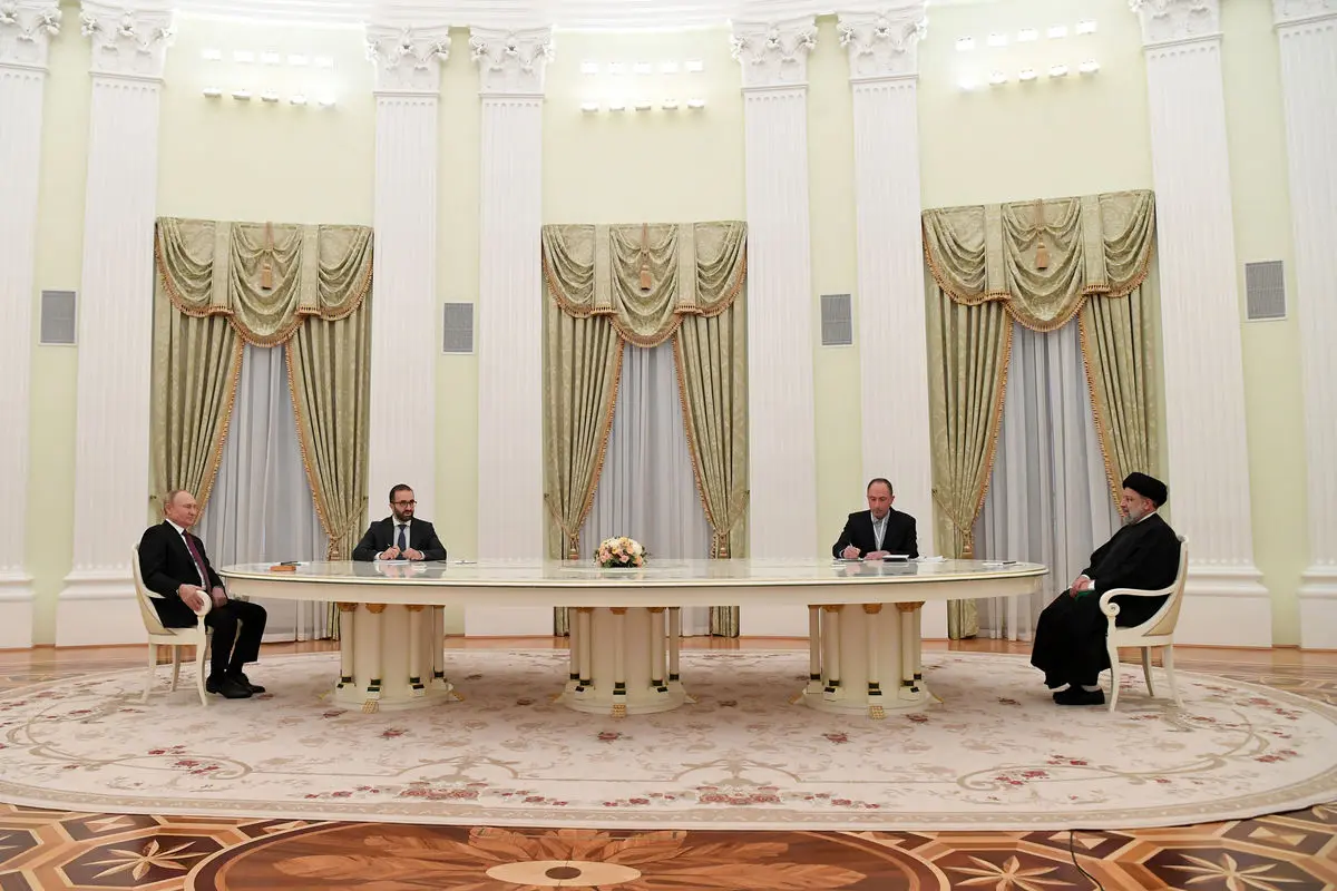 جنجال میز معروف پوتین/ عکس