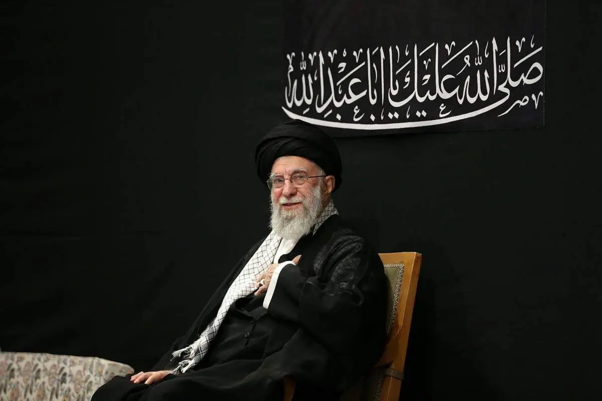 لحظه ورود رهبر انقلاب به حسینیه امام خمینی