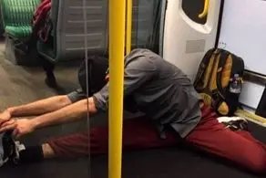 حرکات عجیب و حیرت انگیز مرد جوان در مترو! + عکس