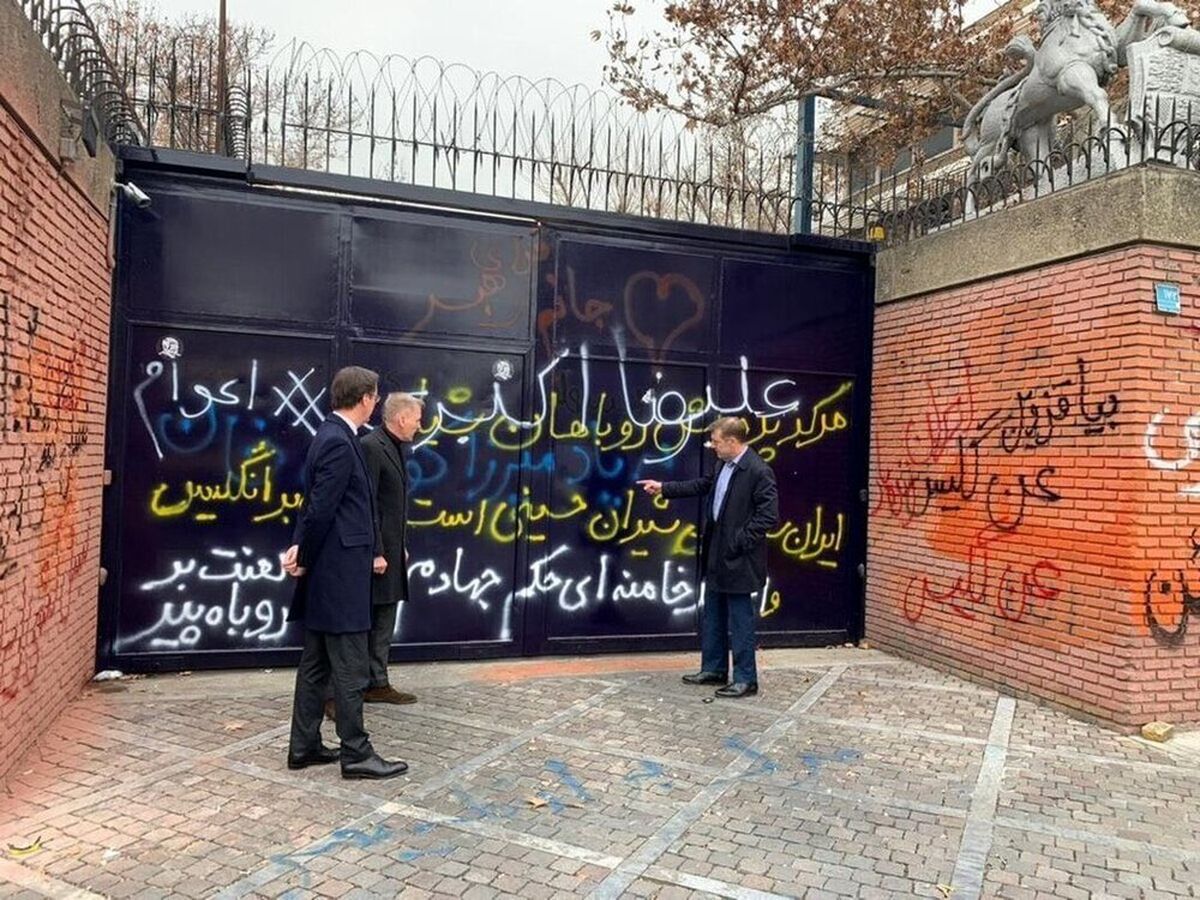 انتقاد از شعار «آبروبر» روی دیوار سفارت انگلیس در تهران+عکس 