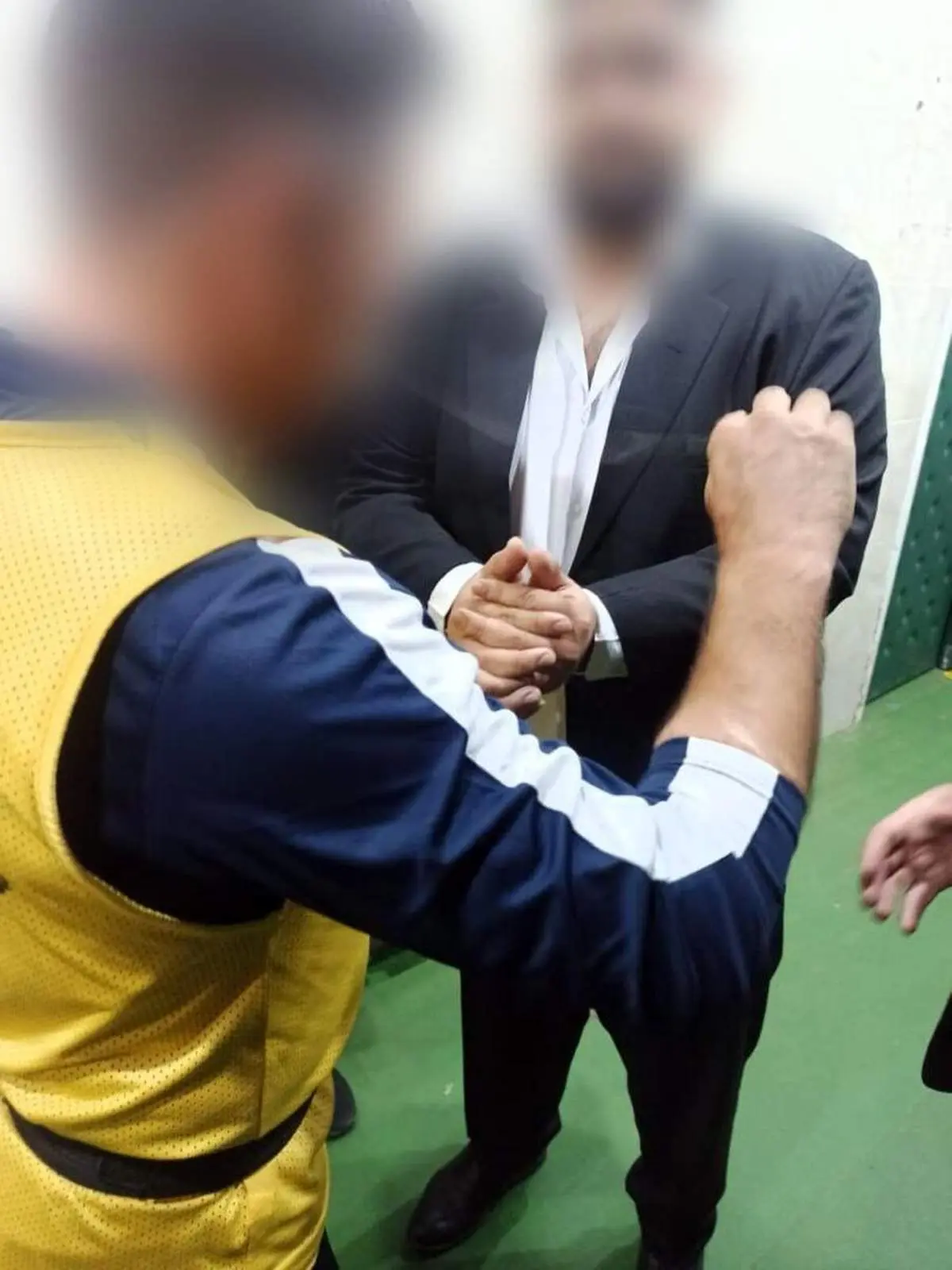 این آقا به صورت افشین پیروانی مشت زد!/ لحظه دستبند زدن