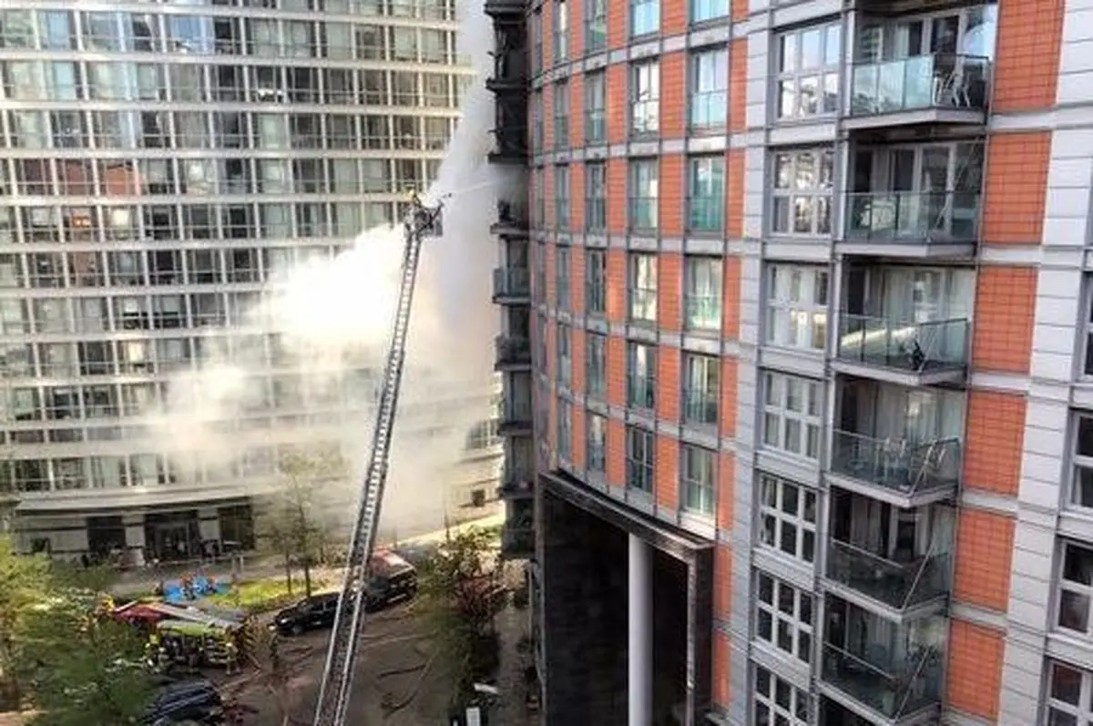 وقوع آتش سوزی گسترده و مهیب در یک برج ۱۹ طبقه+ عکس