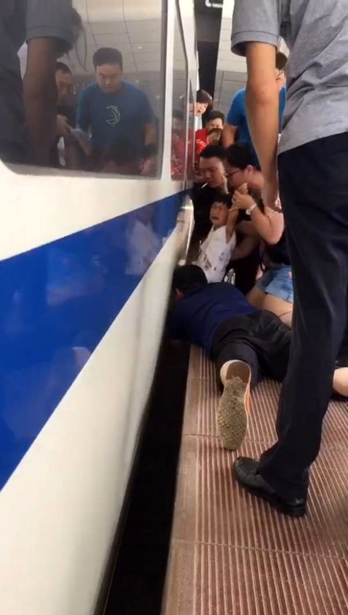 لحظات نفس‌گیر نجات کودکی که زیر مترو افتاده بود+ عکس