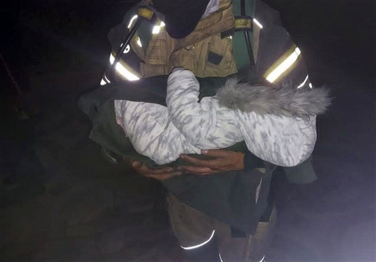 لحظه نجات نوزاد از دل آتش یک خانه در تهران + فیلم
