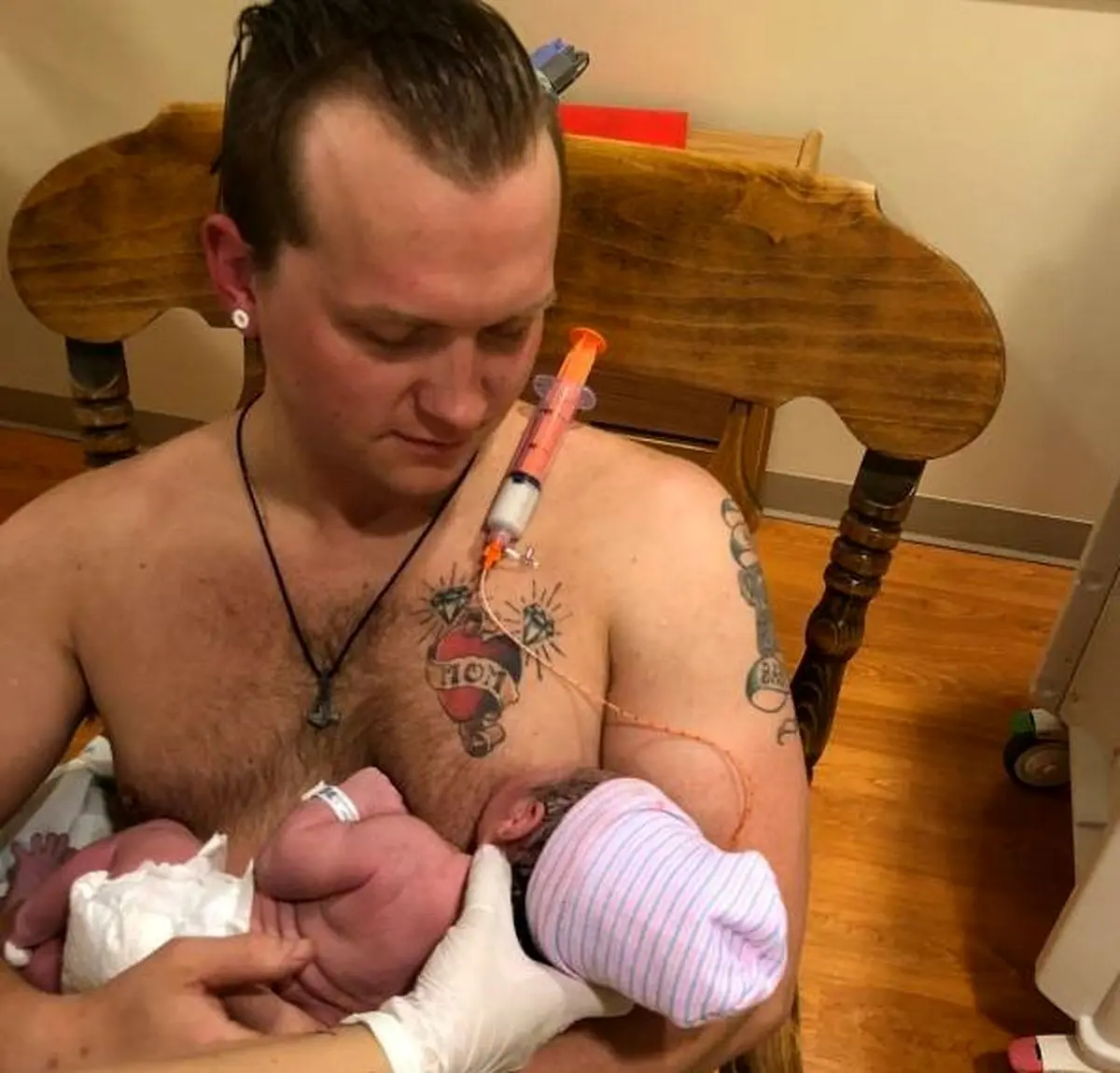 پدری که به کودک تازه متولد شده‌اش شیر می‌دهد! + عکس