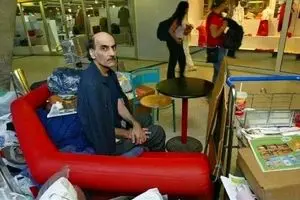 مرد ایرانی که 18 سال در فرودگاه زندگی کرد از دنیا رفت+عکس