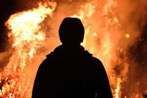 فوری/ فردی در میدان انقلاب تهران خود را به آتش کشید/ او زنده است؟