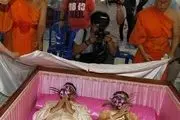 رسم مسخره خوابیدن عروس و داماد درقبر! عکس