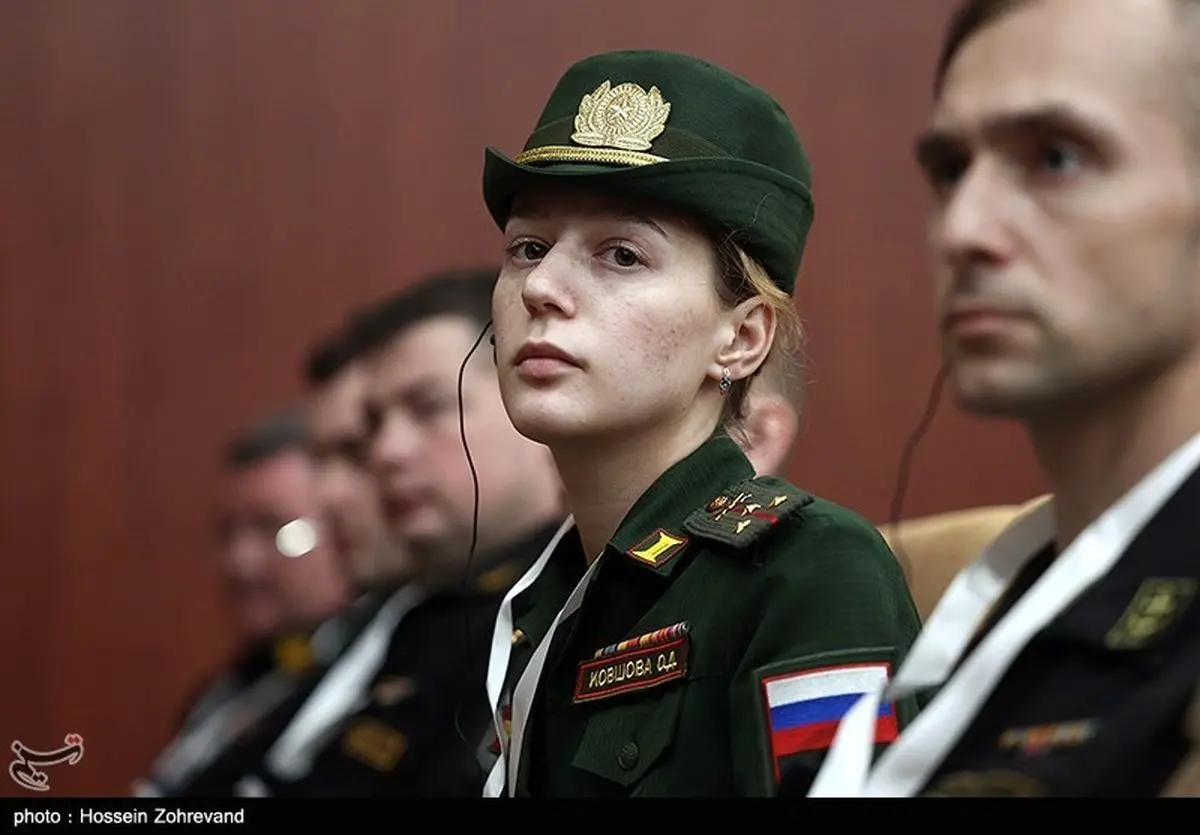 
تصویر جنجالی از پوشش افسر زن روس در بندر کنارک ایران + عکس

