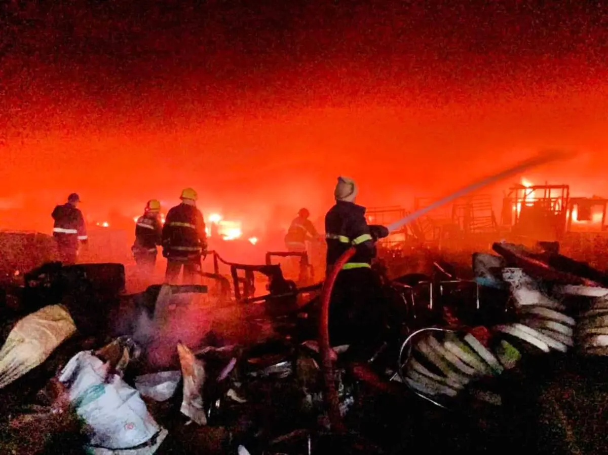 آتش سوزی گسترده به جان بازار وسایل دست دوم افتاد+جزییات