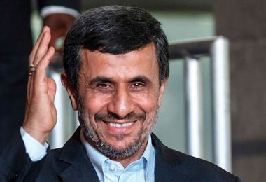 آموزش احمدی نژاد برای ساخت ماسک از دستمال کاغذی در محل انتخابات/ ویدئو