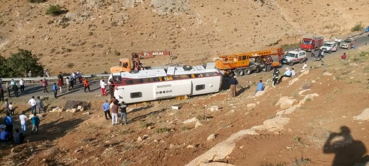 مقصر حادثه واژگونی اتوبوس حامل خبرنگاران در صحن علنی مجلس معرفی می‌شود/ وجود جاده‌های مرگ بسیار در کشور