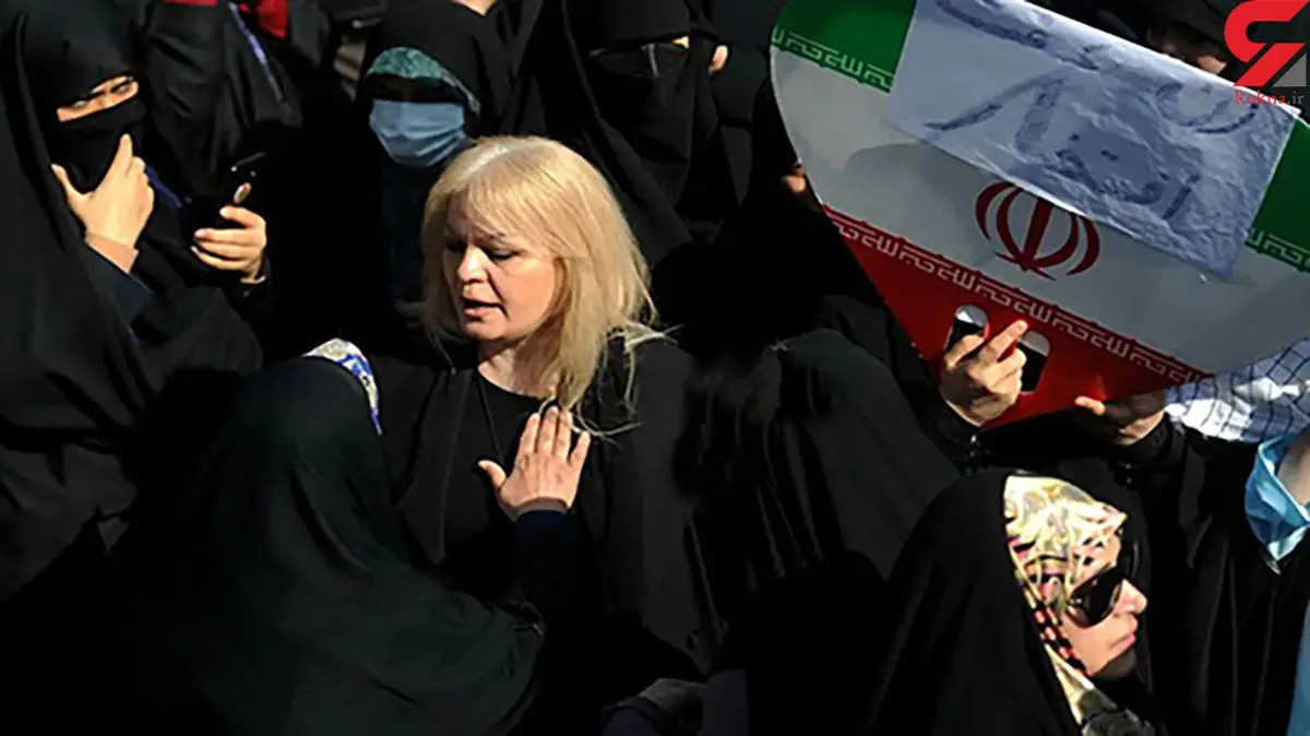 زن مو بلوند در میان زنان چادری| مقابل سفارت ســابق آمریکا چه خبر بود