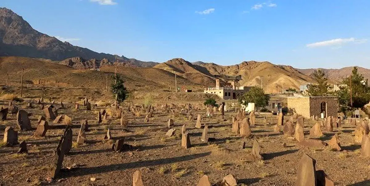 تصاویری از عجیب ترین قبرستان دنیا در روستای طره نطنز را ببینید