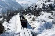 قطار تهران - شیراز با ۳۰۰ مسافر خراب شد و در برف ماند