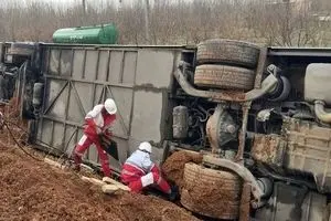 حادثه ای دیگر برای اتوبوس زائران اربعین/۲۸ نفر مصدوم شدند + عکس