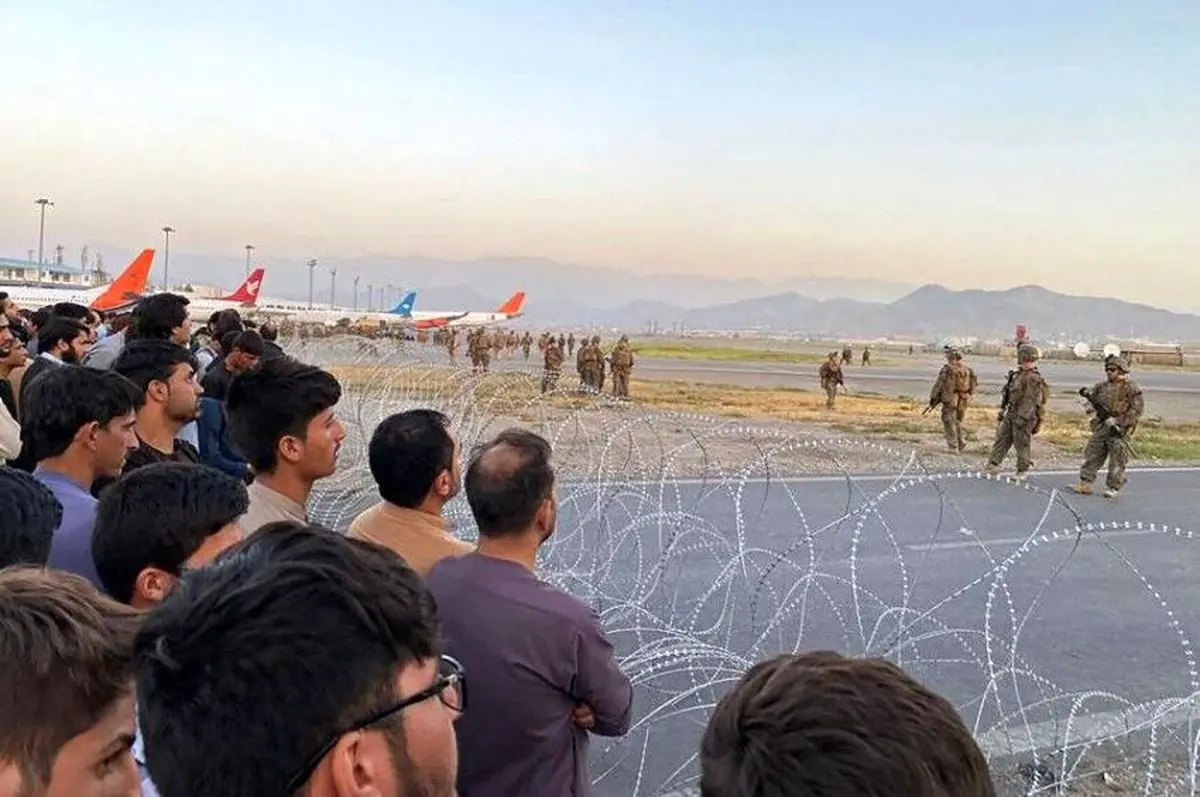 وضعیت آشفته در فرودگاه کابل/نظامیان آمریکا به مردم تیراندازی کردند!