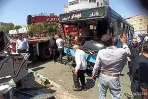 تصادف هولناک زنجیره‌ای در تبریز؛ سواری پراید زیر اتوبوس له شد/ عکس
