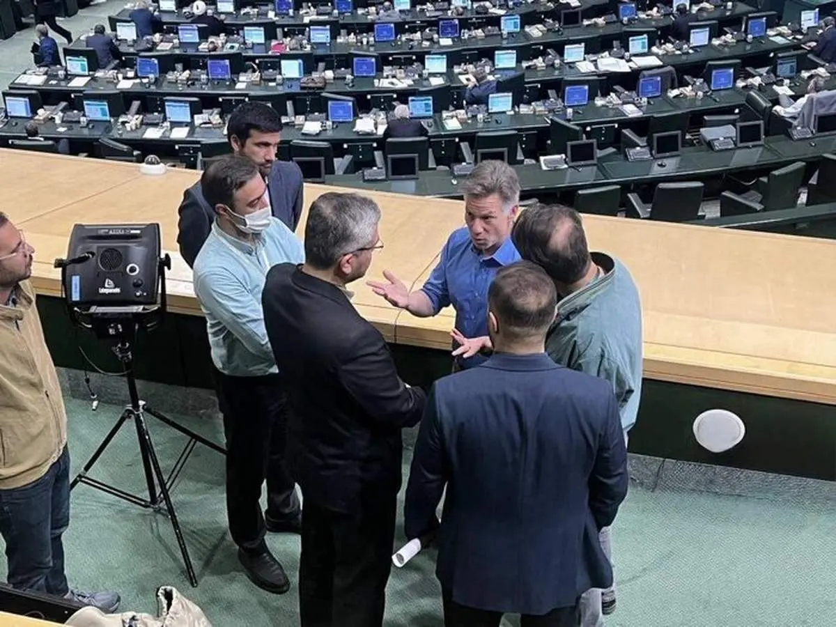 خبرنگار آمریکایی در صحن مجلس + ببینید
