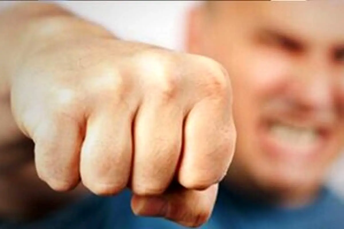 ضرب و شتم یک معلم هنگام درس توسط پدر دانش آموز/ تصویر عجیب