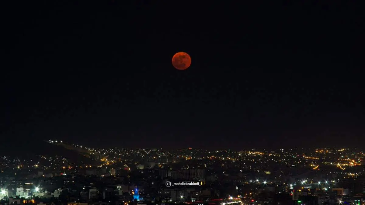 پدیده نادر و زیبایی که شب گذشته در آسمان تهران رویت شد/ عکس