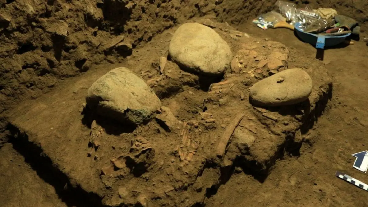کشف اسکلت ۴ هزار ساله یک زن با نوزاد در شکمش/ فیلم