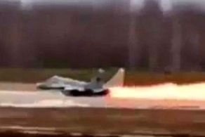 فرار شگفت انگیز خلبان بعد از آتش گرفتن هواپیما + عکس