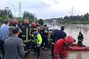 سیل مشهد جان دو فرد گرفتار سیلاب در میدان انقلاب را گرفت!