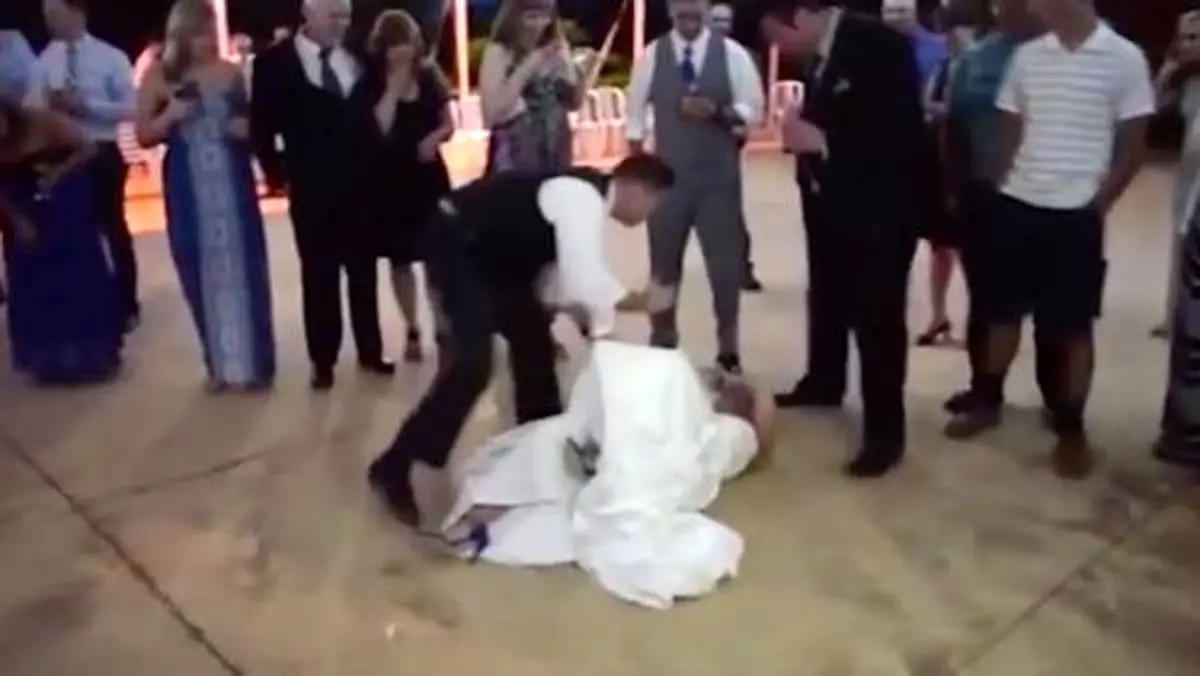 شوخی زشت داماد با عروس وسط عروسی همه را شوکه کرد! + عکس