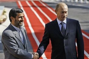 تصاویری دیدنی از پوتین و احمدی‌نژاد دست در دست هم/ عکس